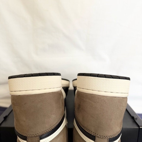 AUTHENTIC Jordan 1 Retro High OG Dark Mocha size 11 555088-105 2021 PRE-OWNED - Picture 6 of 9